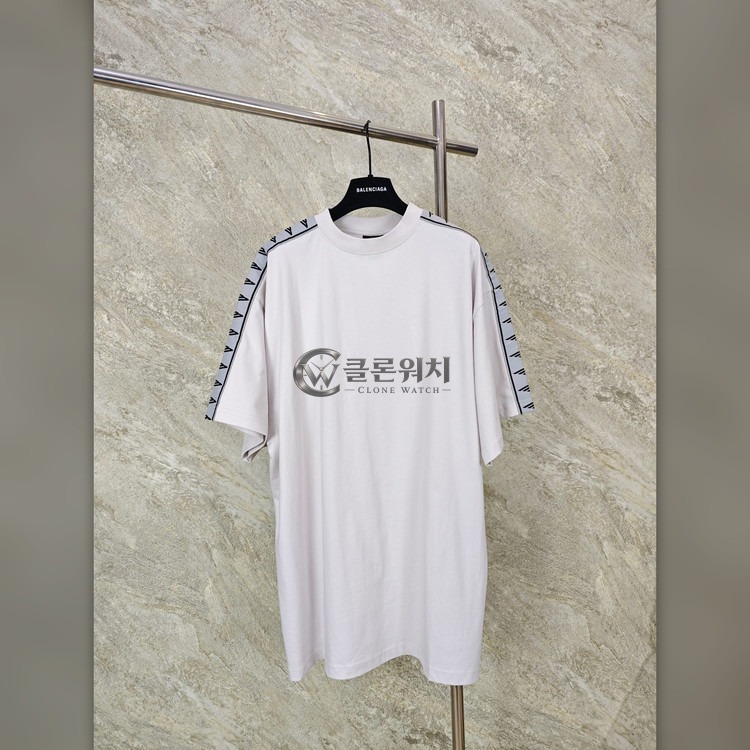 발렌시아가 26SS 빈티지 프린트 반팔 티셔츠 화이트