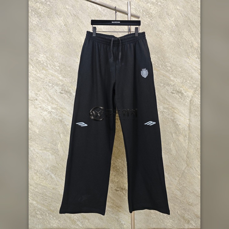 발렌시아가 26SS 풋볼 배지 팬츠