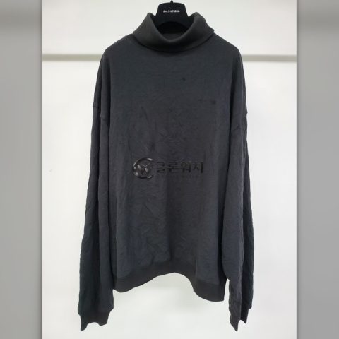 발렌시아가 셔링 터틀넥 맨투맨