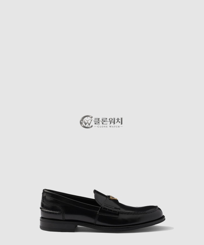 프라다 브러시드 가죽 로퍼 2DB223