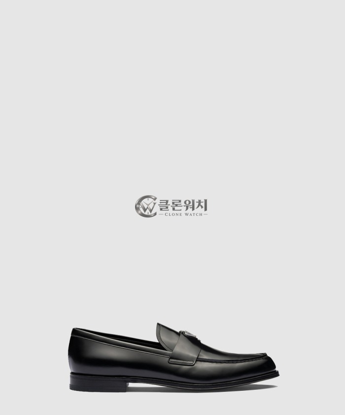 프라다 브러시드 가죽 로퍼 2DB205