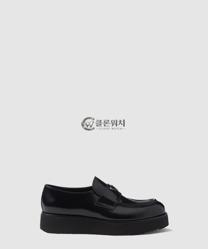프라다 브러쉬드 가죽 로퍼 2DG147