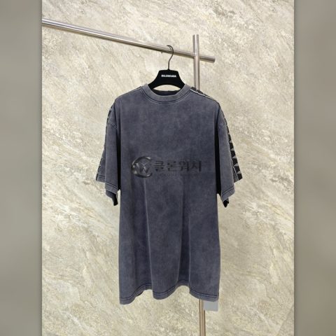 발렌시아가 26SS 빈티지 프린트 반팔 티셔츠 워시드블랙