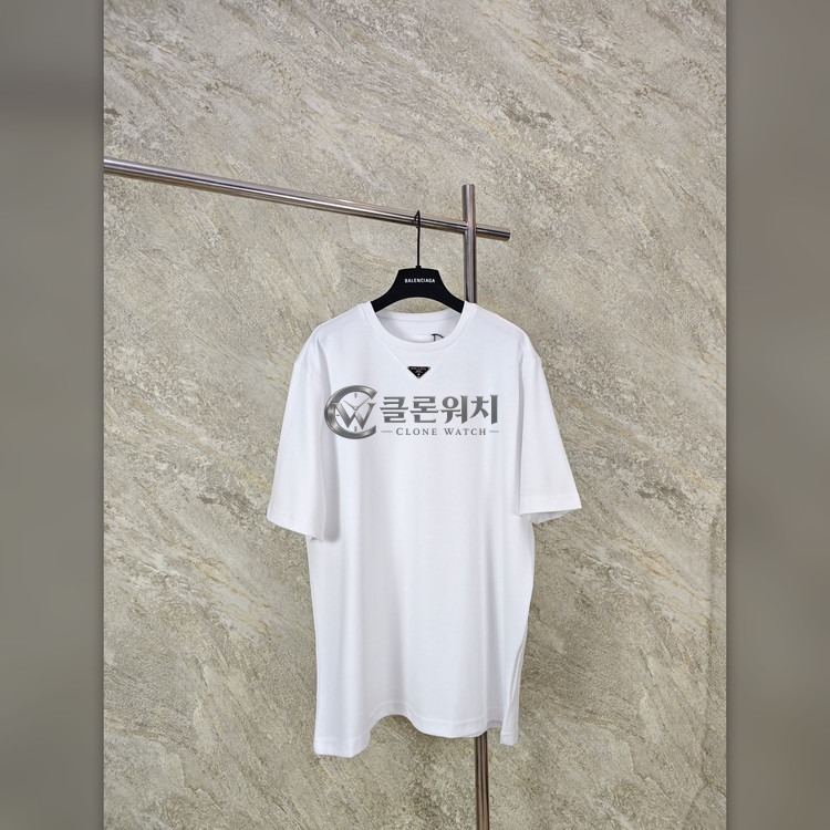 프라다 메탈 로고 칼라 반팔 티셔츠 화이트