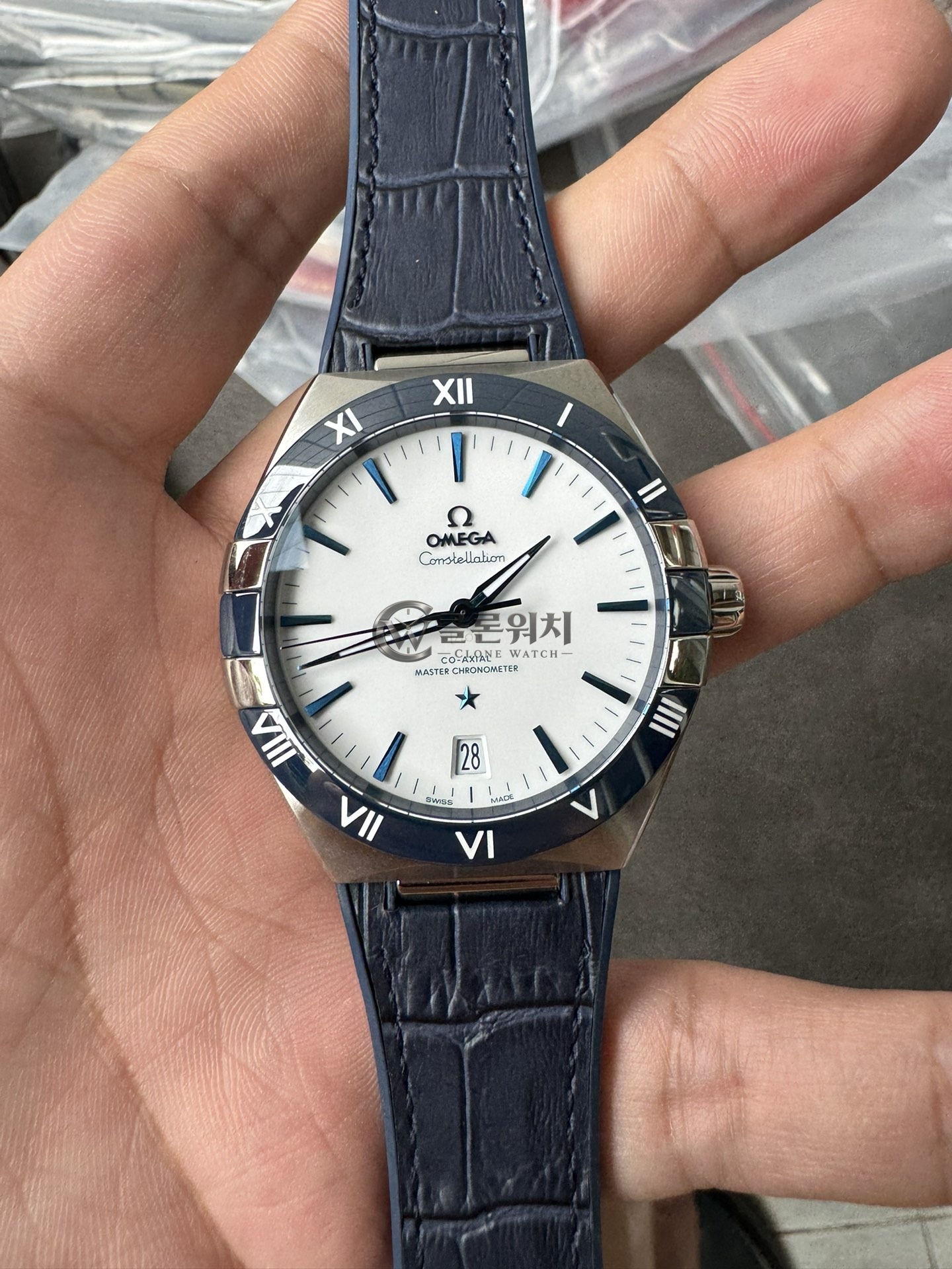 VS 공장 오메가 컨스텔레이션 마스터 크로노미터 41mm 화이트 다이얼 블루 세라믹 베젤 (131.33.41.21.04.001) – 1:1 슈퍼클론 단동 DD8900 무브먼트