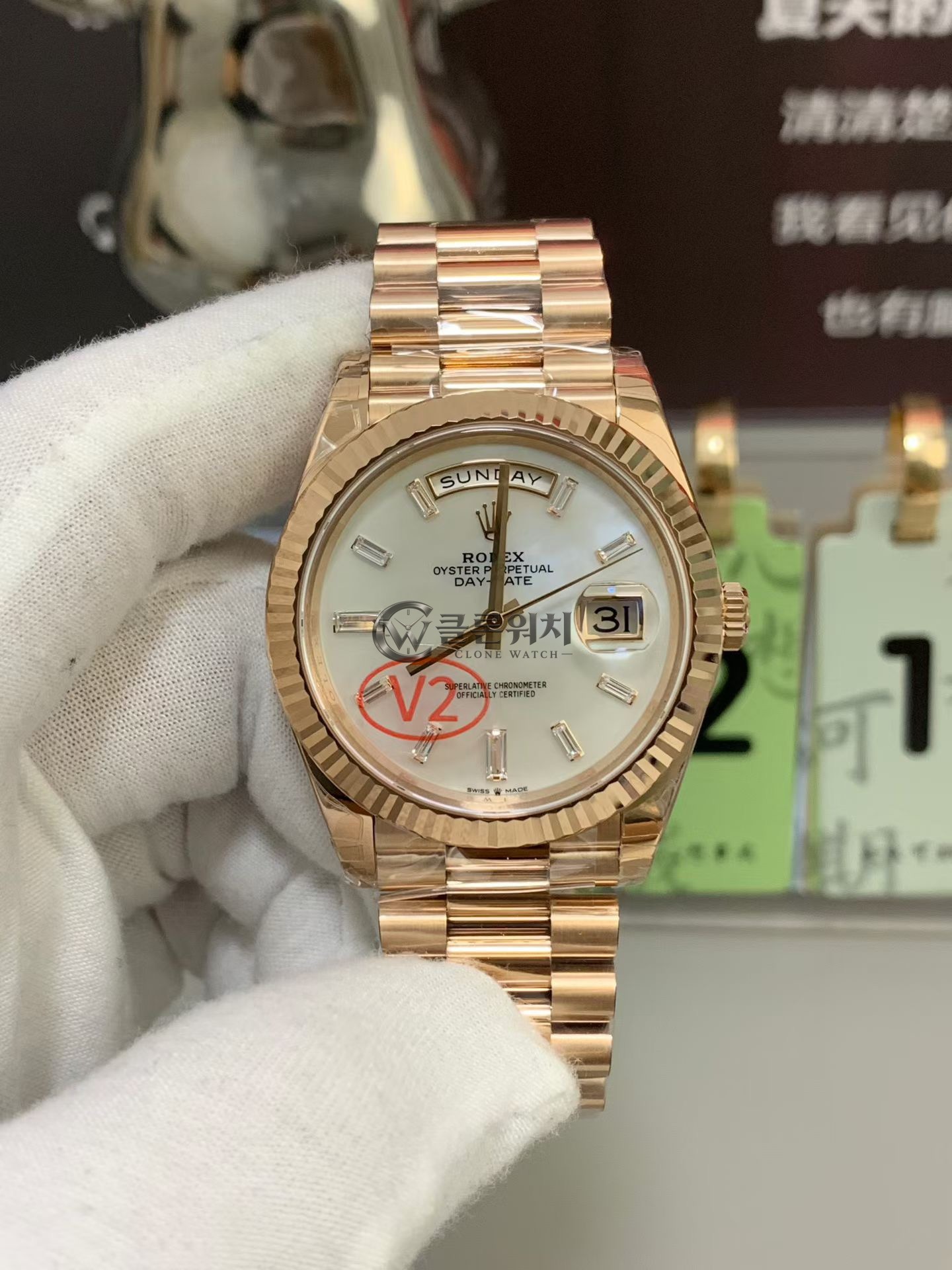 VS 공장 V2 롤렉스 데이데이트 40mm 228235 에버로즈 골드 화이트 바게트 다이아몬드 다이얼 플루티드 베젤 프레지던트 브레이슬릿 – DD3255 무브먼트 탑재 1:1 슈퍼클론