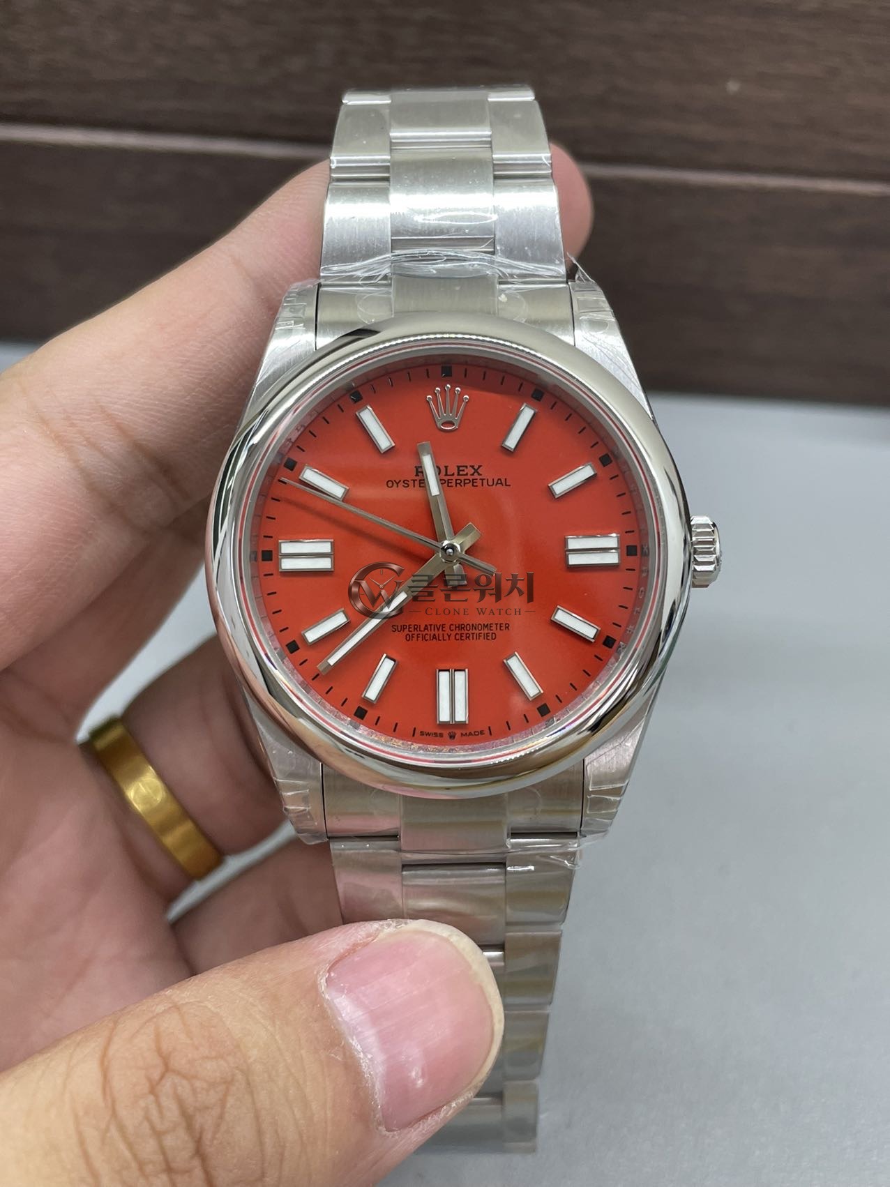 VS 공장 롤렉스 오이스터 퍼페추얼 41mm 124300 코랄 레드 래커 다이얼 스무스 베젤 오이스터 브레이슬릿 – 1:1 슈퍼클론 DD3230 무브먼트