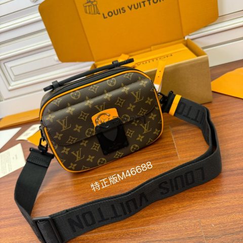 루이비통 Louis Vuitton S Lock Messenger Bag in Monogram