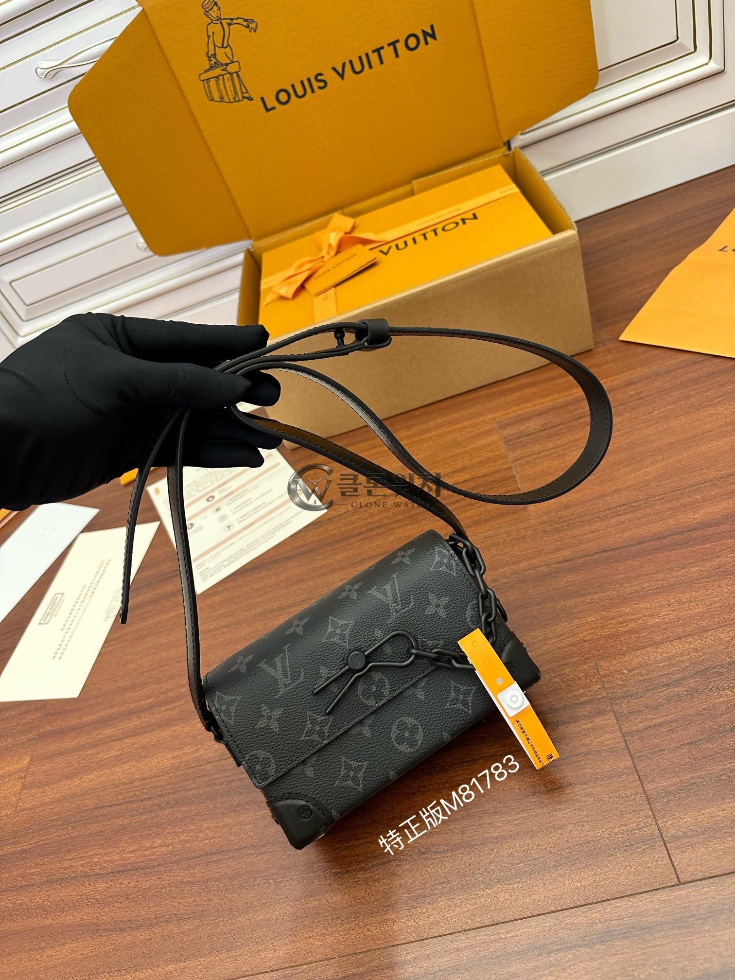 루이비통 Louis Vuitton Steamer Wearable Wallet in Monogram Eclipse