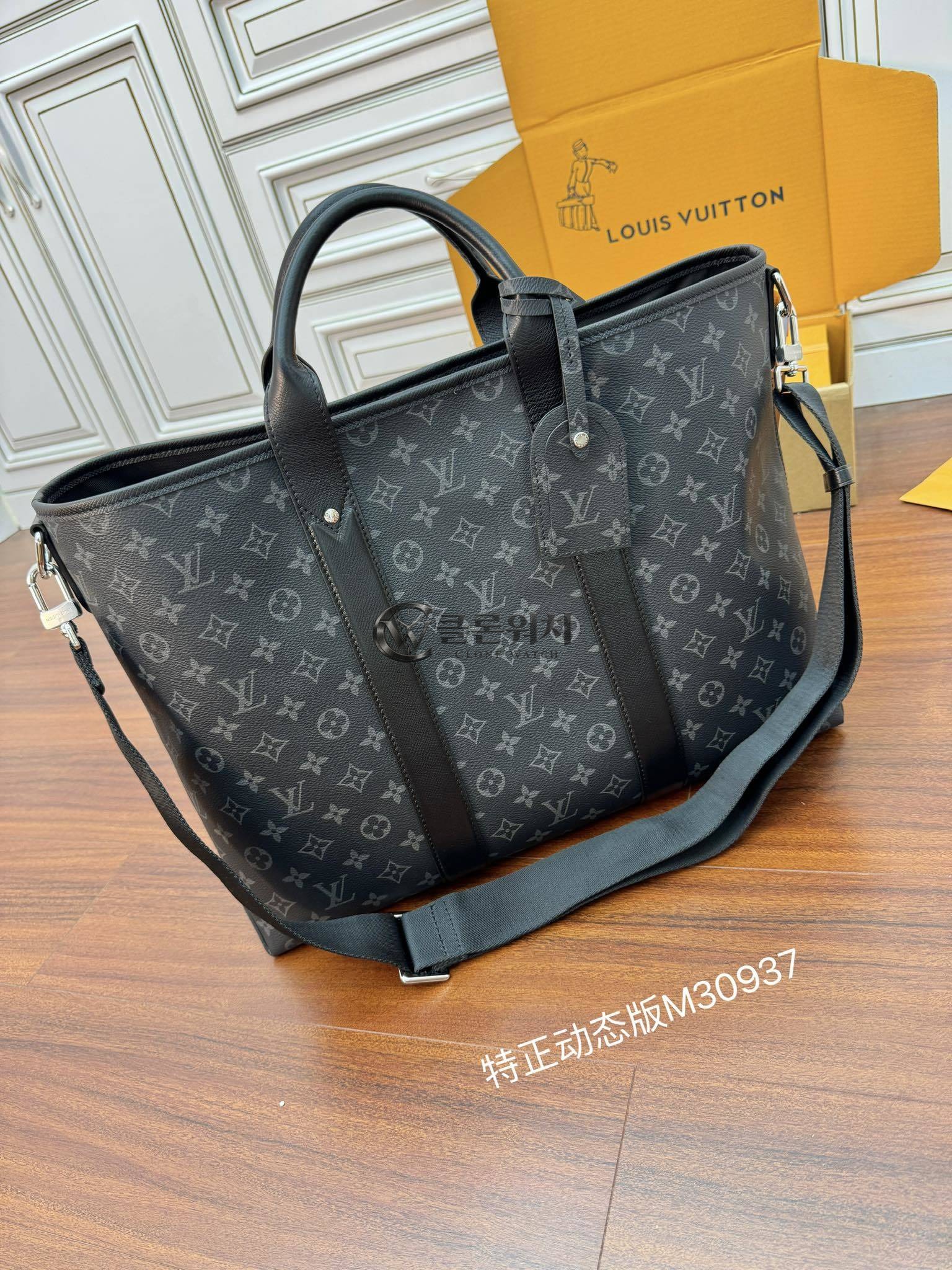 루이비통 Louis Vuitton Monogram Eclipse Explorer Tote
