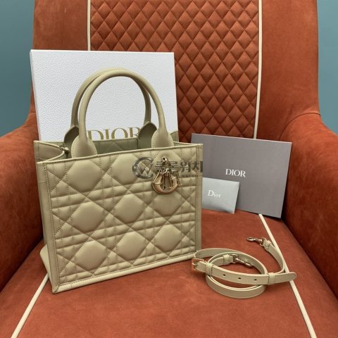 디올 Dior Toujours Bag in Macrocannage Calfskin