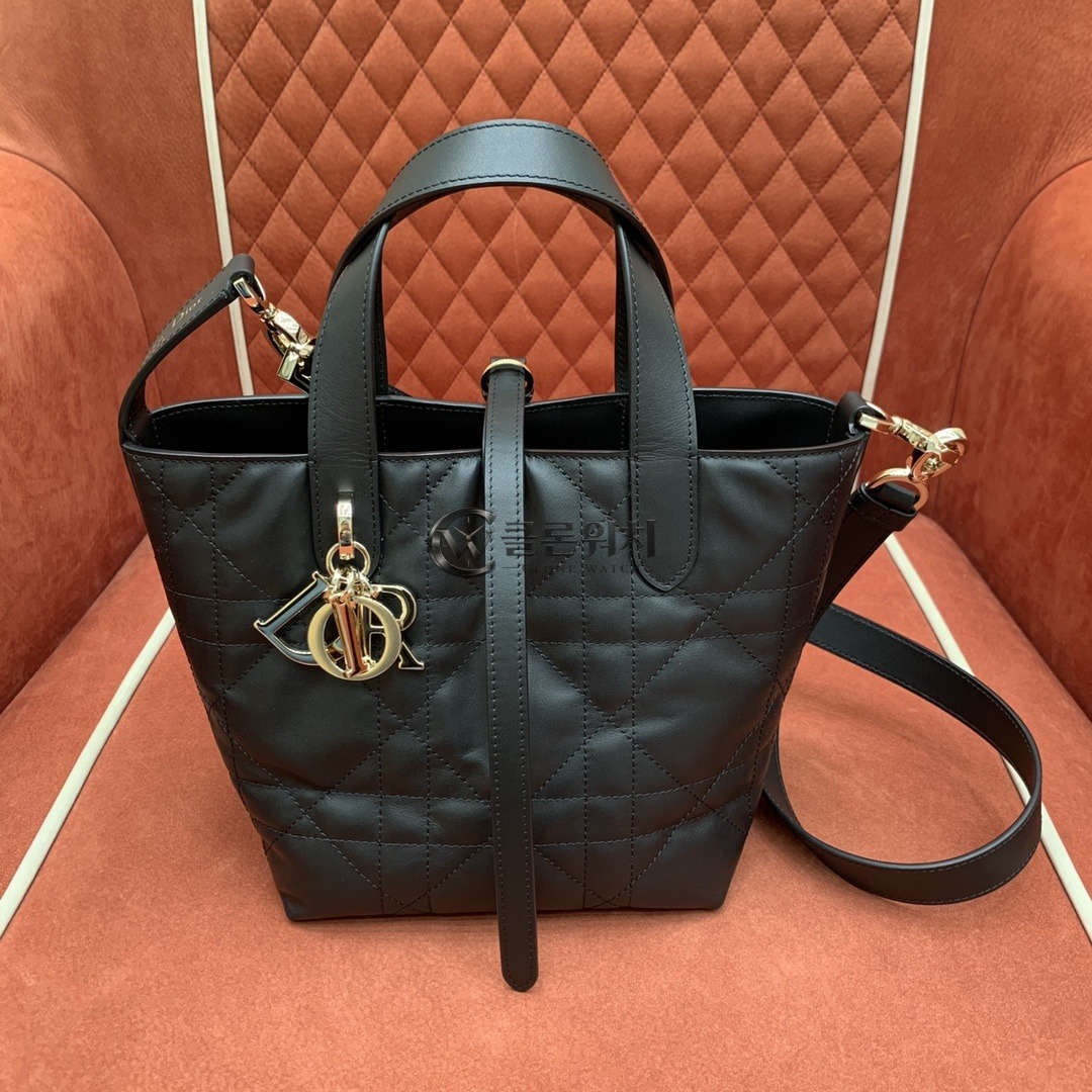 디올 Dior Small Toujours Bag in Black Macrocannage Calfskin