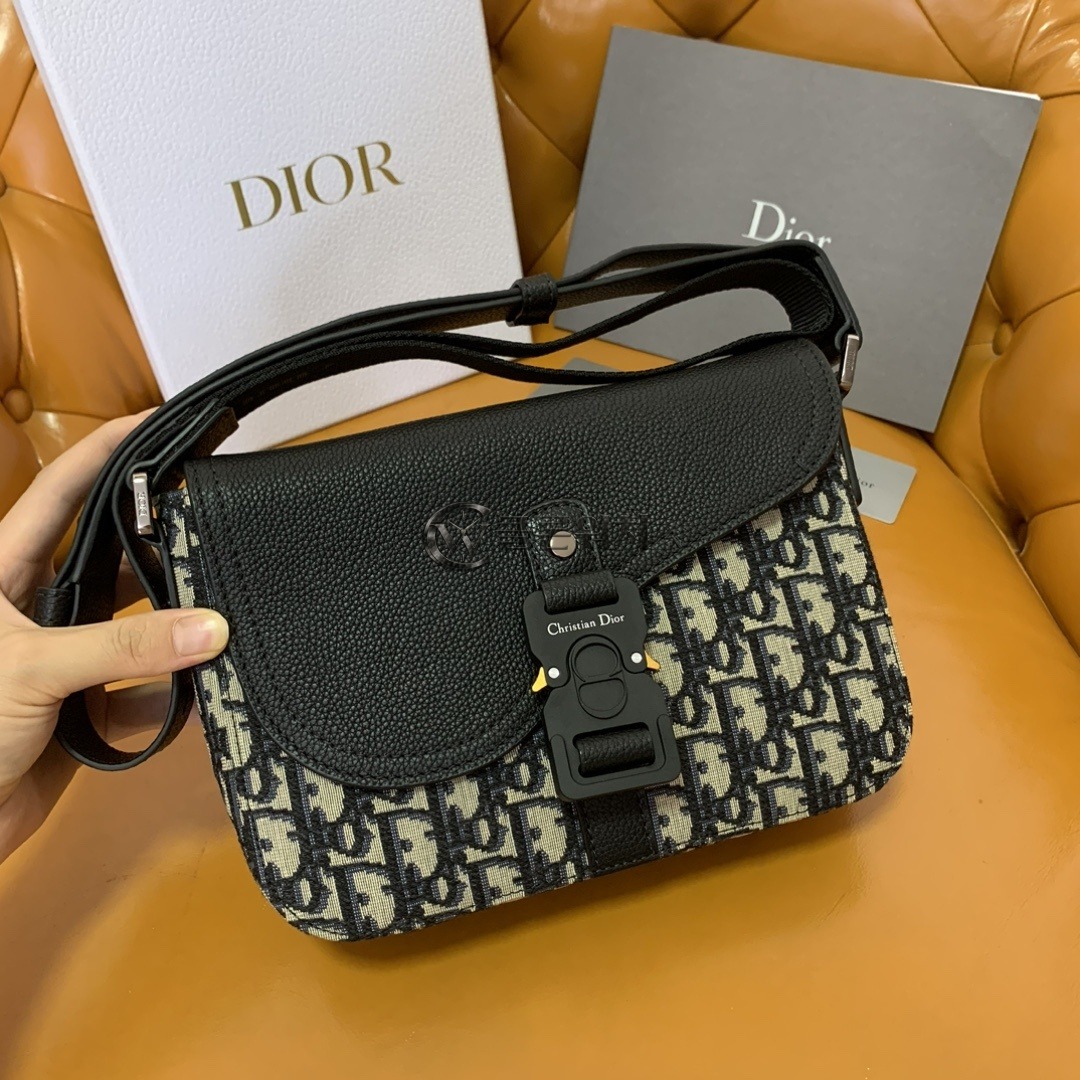 디올 Dior Saddle Messenger Bag in Beige and Black Dior Oblique Jacquard
