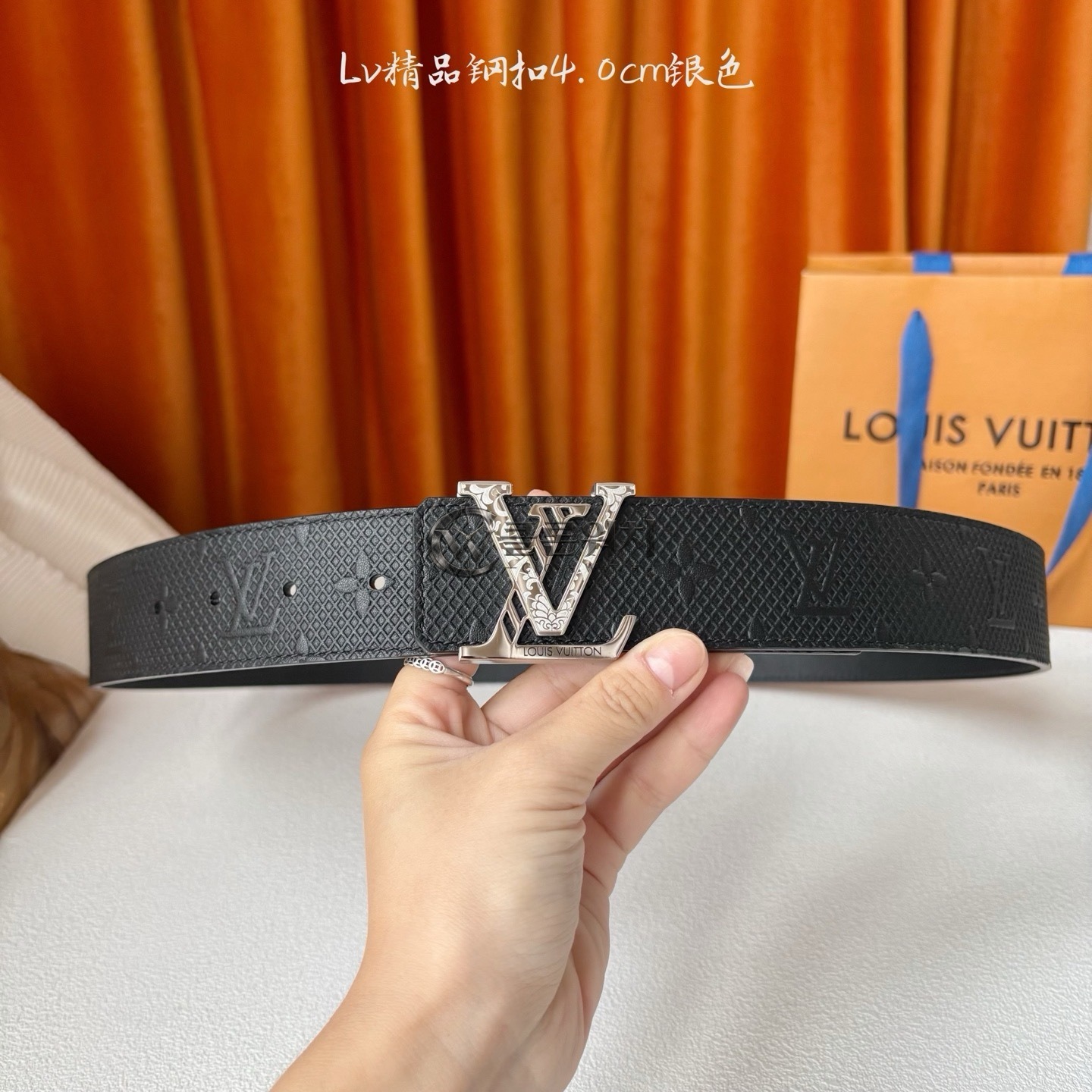 루이비통 LV 이니셜 40mm 블랙 모노그램 엠보스드 벨트