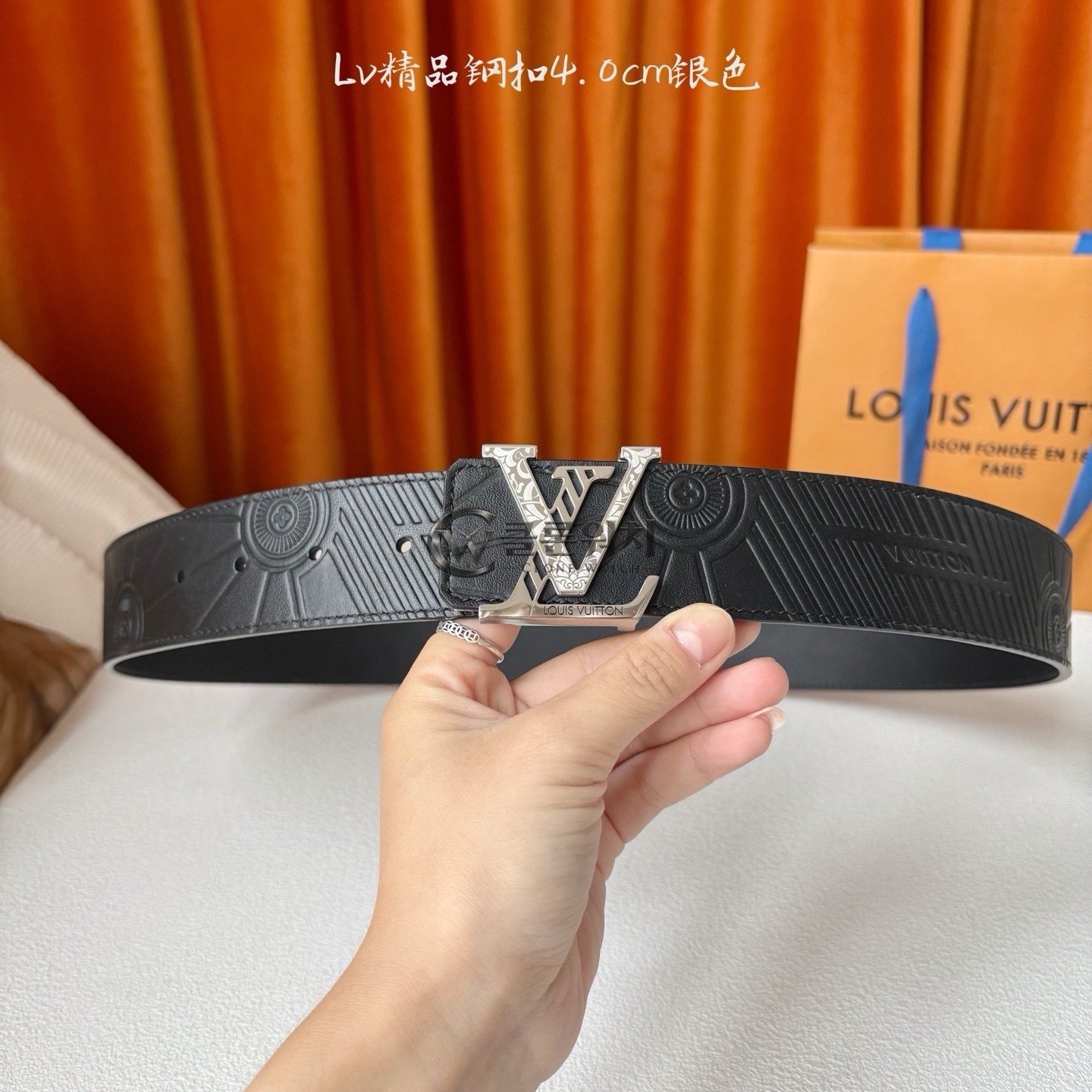 루이비통 LV 이니셜 40mm 엠보싱 가죽 벨트 – 블랙