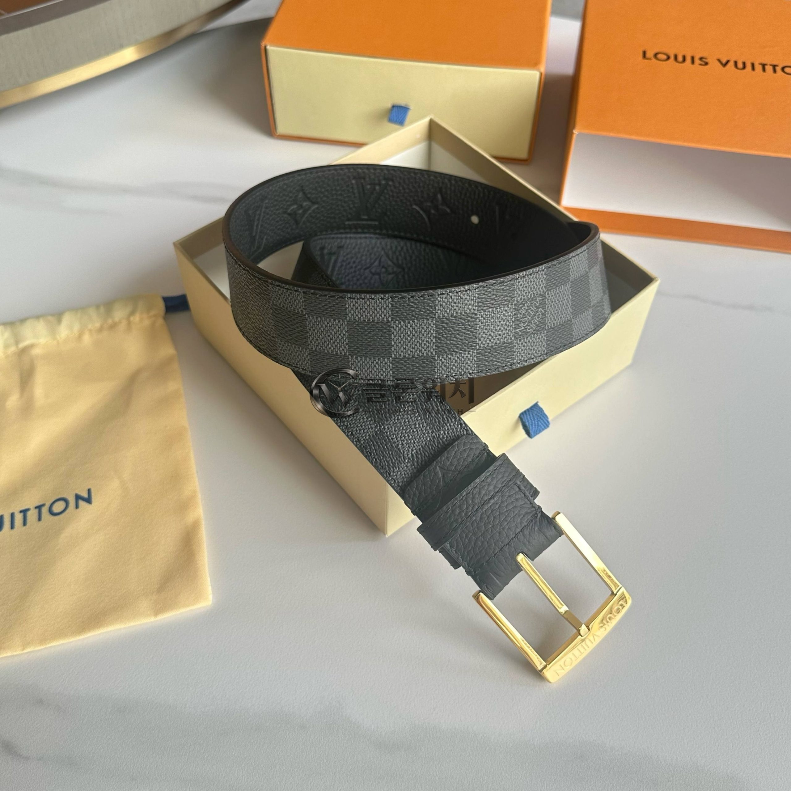 루이비통 LV 디멘션 40mm 다미에 그라파이트 리버서블 벨트 블랙과 그라파이트