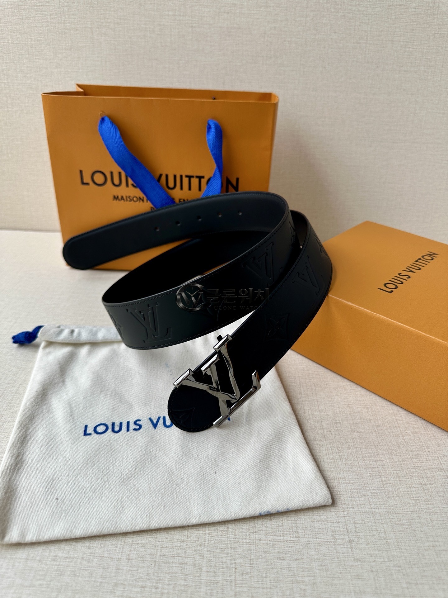루이비통 LV 이니셜 40mm 엠보싱 모노그램 벨트 – 블랙
