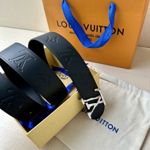루이비통 LV 이니셜 40mm 엠보싱 모노그램 벨트, 블랙
