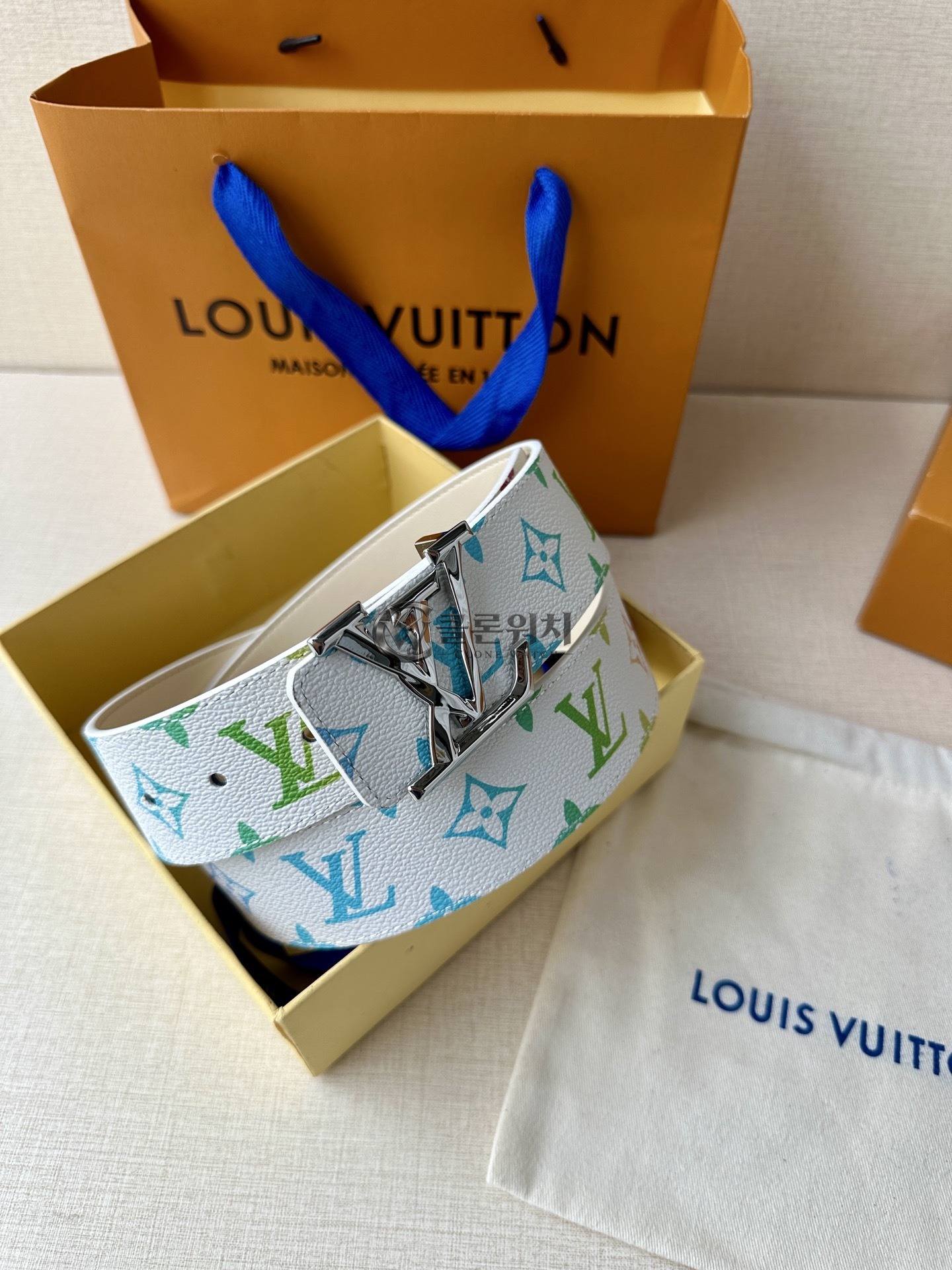 루이비통 화이트 멀티컬러 모노그램 벨트 LV 이니셜 버클