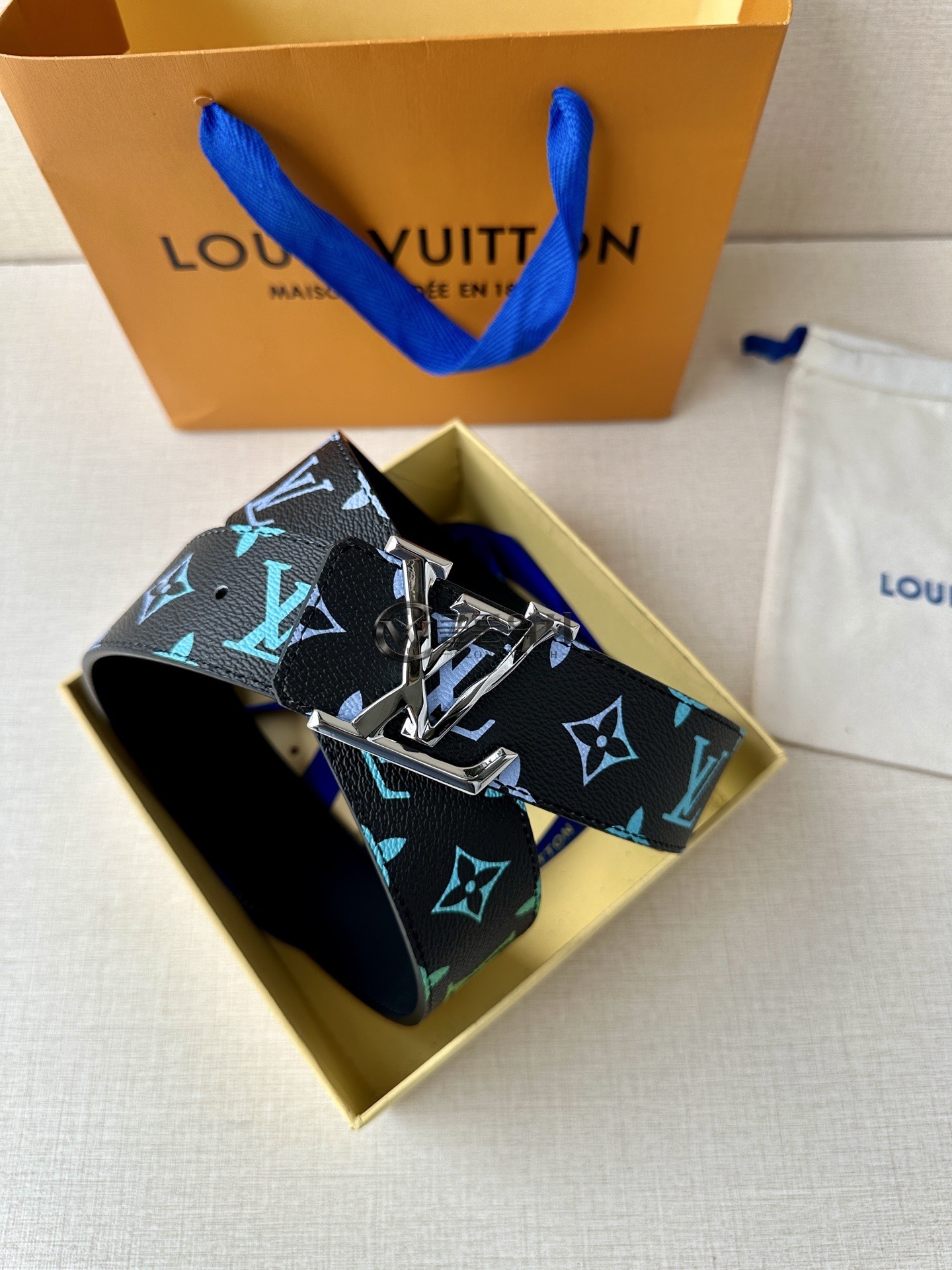 루이비통 LV 이니셜 모노그램 벨트 블랙 및 터콰이즈