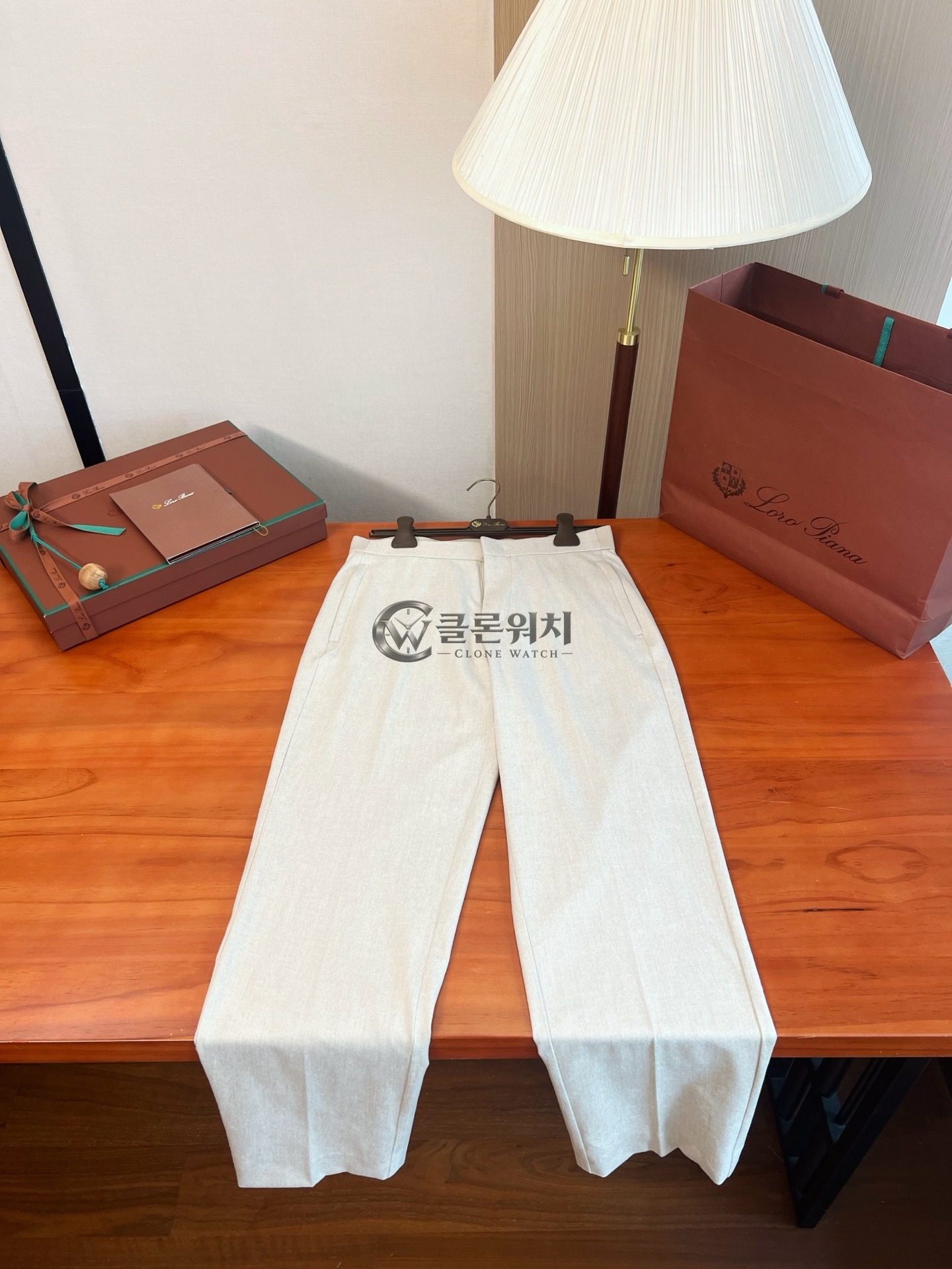 로로피아나 스트레이트 레그 팬츠 오프화이트