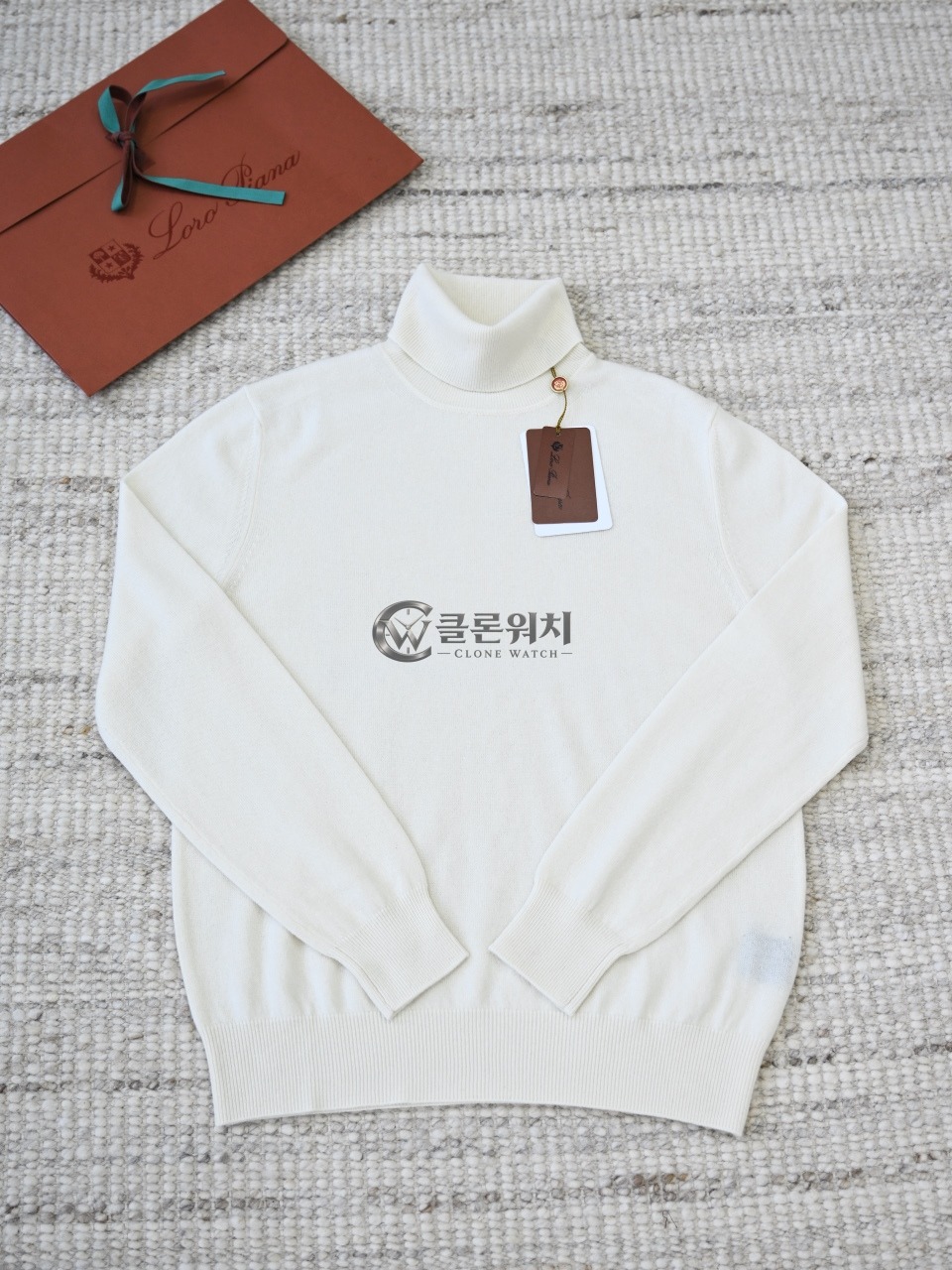 로로피아나 파크스빌 터틀넥 스웨터 화이트