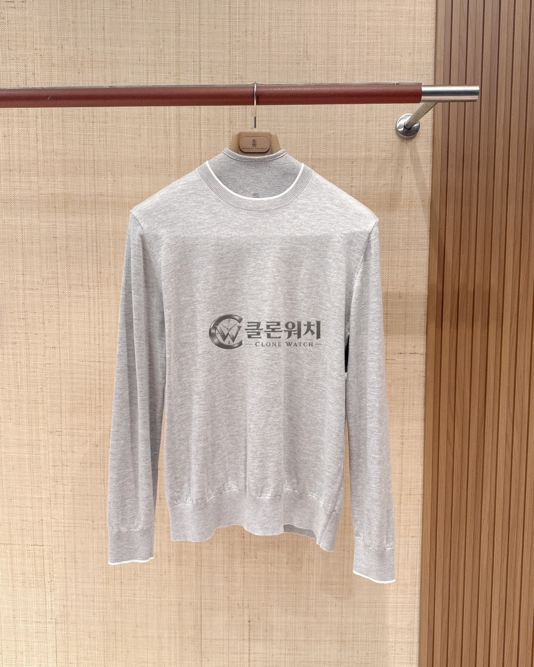 브루넬로 쿠치넬리 라이트 그레이 크루넥 니트 스웨터