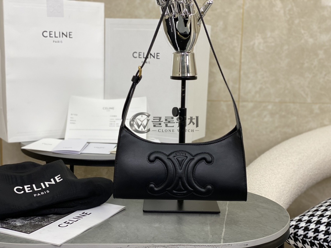 셀린느 CELINE Black Triomphe Embossed Leather Shoulder Bag