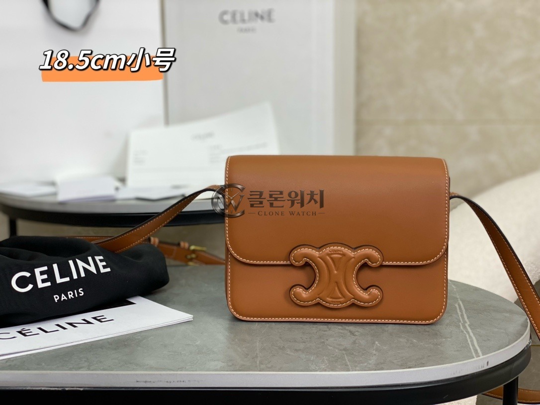 셀린느 CELINE Cuir Triomphe Shoulder Bag - Tan