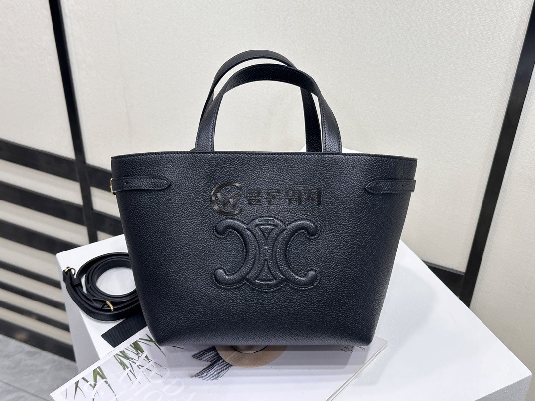 셀린느 스몰 카바스 아나이스 퀴르 트리옹프 그레인드 카프스킨 블랙