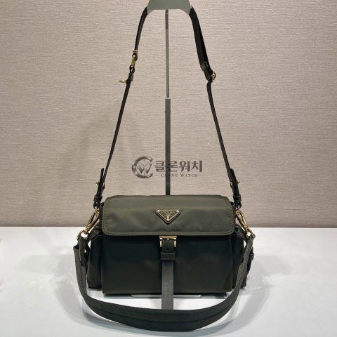 프라다 익스플로어 미디엄 리나일론 플랩 숄더백 그린